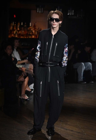 The John Richmond Spring Summer 2026 collection - CULTURE VULTURE: PICKING AT THE BONES OF SUBCULTURES. Look 31.