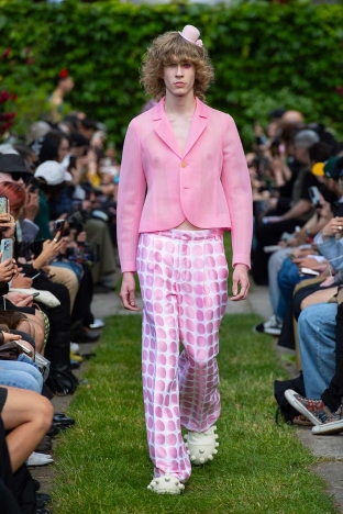 The Walter Van Beirendonck SS 2025 menswear collection - Look 16.