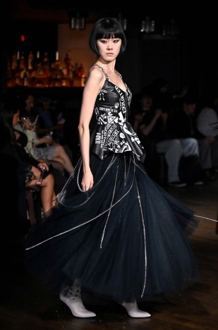 The John Richmond Spring Summer 2026 collection - CULTURE VULTURE: PICKING AT THE BONES OF SUBCULTURES. Look 33.