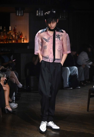 The John Richmond Spring Summer 2026 collection - CULTURE VULTURE: PICKING AT THE BONES OF SUBCULTURES. Look 38.