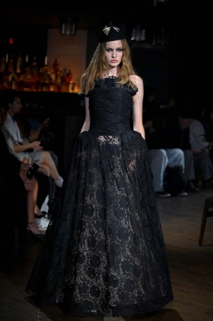 The John Richmond Spring Summer 2026 collection - CULTURE VULTURE: PICKING AT THE BONES OF SUBCULTURES. Look 39.